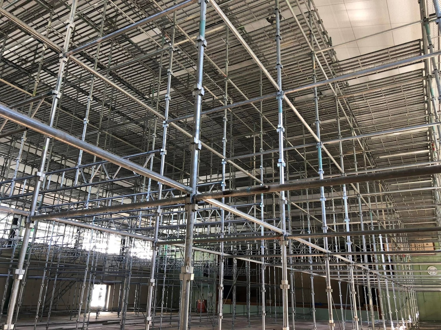 三重県内 某学校 体育館内改修工事/ステージ足場 | 三重県松阪市や津市で足場工事なら足場屋『田中工業』