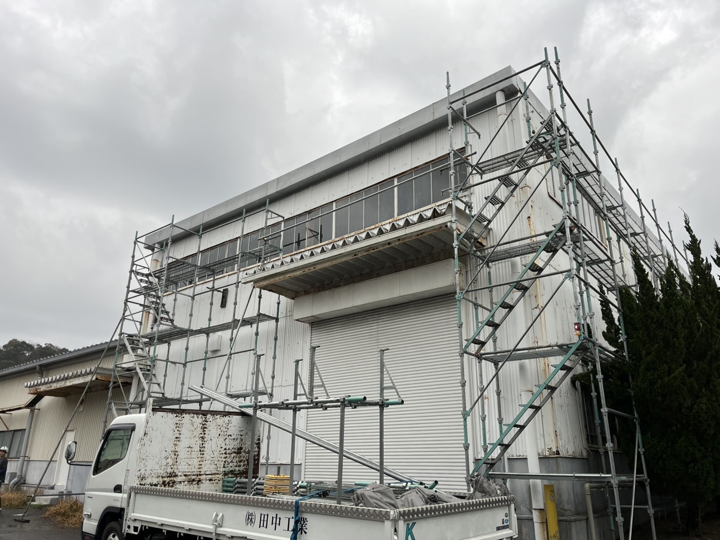 三重県内 某工場 外壁改修工事/足場工事 | 三重県松阪市や津市で足場工事なら足場屋『田中工業』
